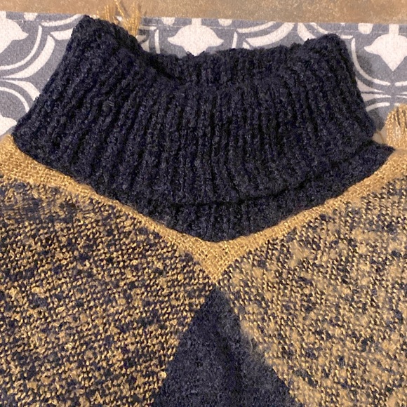 Poncho - Picture 2 of 3